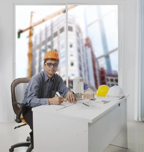 Inženýr architekt pracující v místnosti úřadu proti budově b — Stock fotografie