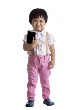 Genç Asyalı çocuk ile gülümseyen yüzü ayakta tutan bilgisayar beyaz arka plan ayakta akıllı telefon ve yan dolgu reklam, metin, ifade veya herhangi bir comercial logo için boş dokunmadan ekran göster