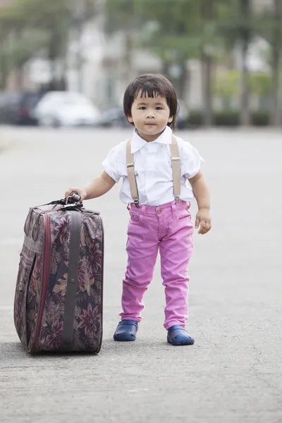 Asiático niños caminando en calle con Grande maleta uso para journ —  Fotos de Stock