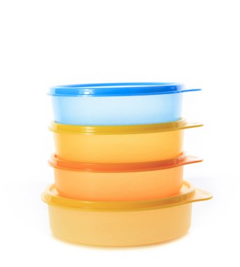 Beyaz arka plan üzerinde izole plastik kutu paket yığını kullanmak fo
