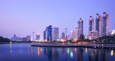 modern Binası ve şehrin yaşam landmark bangkok Tayland ofis binası ve su havuzu alacakaranlık gökyüzü üzerinde yansıma başkenti kalbinde, güzel esmer gökyüzü