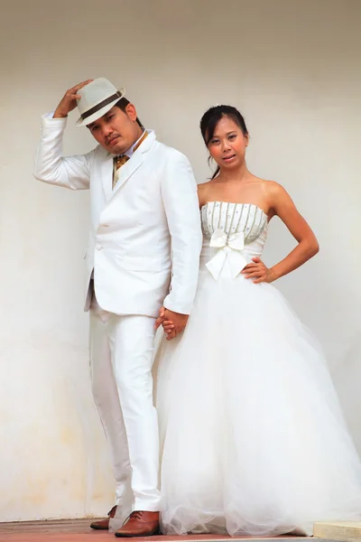 Asian groom and bride in wedding suit take photo for marriage ceremony picture on location — Stock Photo, Image