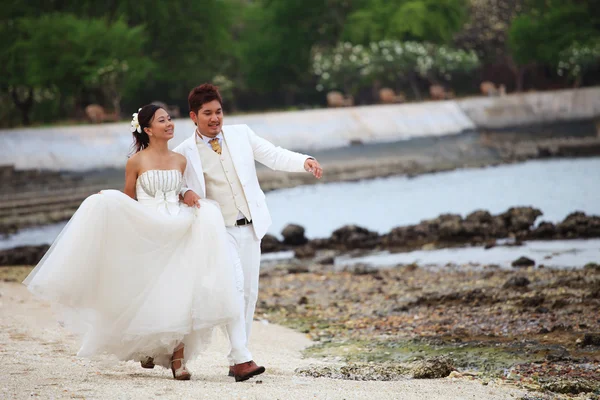 Asiático novio y novia en traje de novia tomar foto para la ceremonia de matrimonio foto en el lugar — Foto de Stock