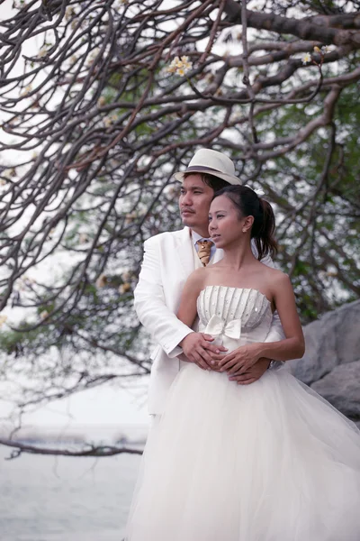 Bräutigam und Braut im Hochzeitssiut machen ein Foto vor Ort — Stockfoto