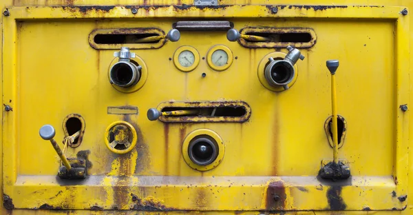 Żółty kolor, który stary brudny przełącznik narzędzie wody pompa na zbiornik cieczy — Zdjęcie stockowe