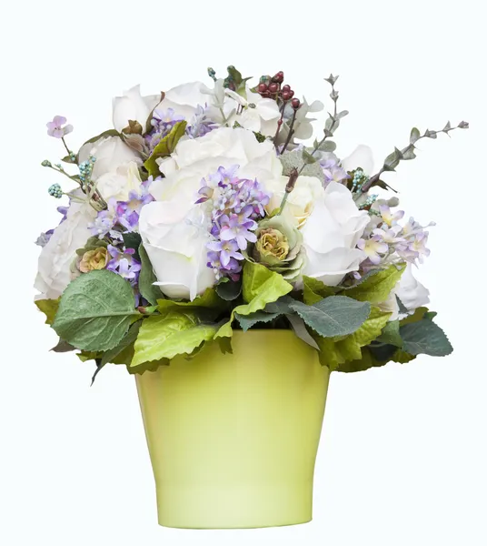 Белые розы и цветочные аксессуары украшены зеленой кувшин изолята — стоковое фото