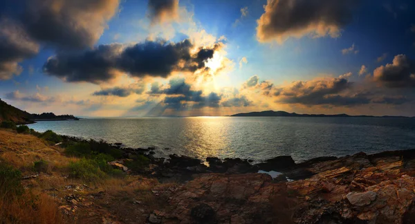 Panorama krajiny scéna khao leam ya moře národní park v ra — Stock fotografie