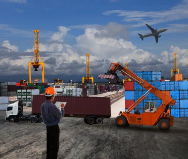 Kara Taşımacılığı logistic konteyner ile çalışan memur adam mı