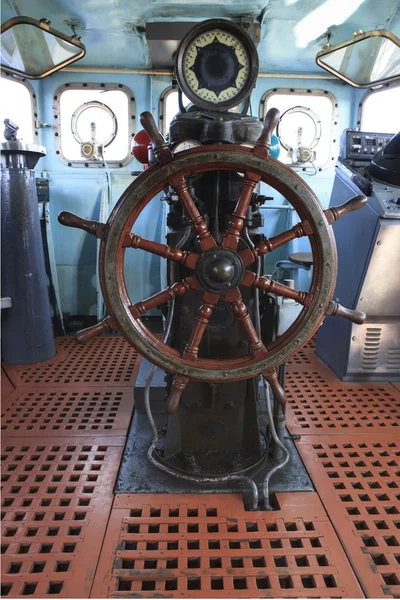 Old wood boat steering wheel in military war ship — Stock Photo, Image