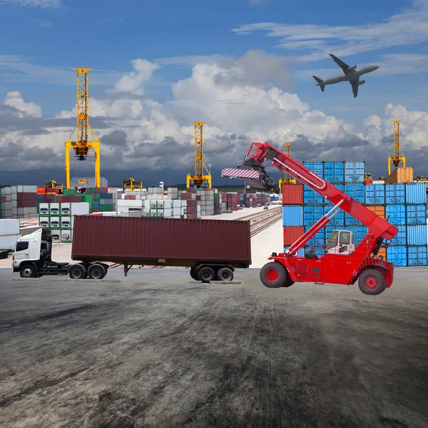 Schip werf logistieke door gebruik van de grond vervoer en lucht de vliegtuig voor transport industrie handel en poort handeldienst industriële — Stockfoto