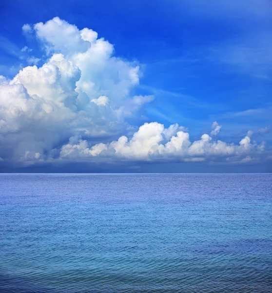 Ciel bleu nuage blanc et eau de mer claire — Photo