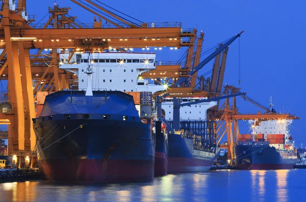 Cantiere navale con gru pesante in bellissimo crepuscolo di uso quotidiano per l'industria di esportazione di importazione e il commercio internazionale — Foto Stock