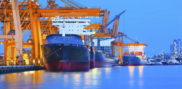 Werft mit schwerem Kran in schöner Abenddämmerung für Import-Exportindustrie und internationalen Handel — Stockfoto