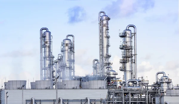 Gros tube dans raffinerie usine pétrochimique dans l'industrie lourde estat — Photo