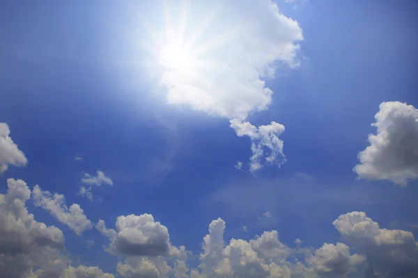 Ciel bleu et soleil brillant utilisation comme fond, toile de fond — Photo