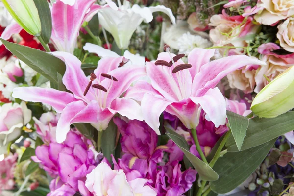 Künstliche rosa Lilienblüten Bouquet-Arrangement für dekorierte — Stockfoto