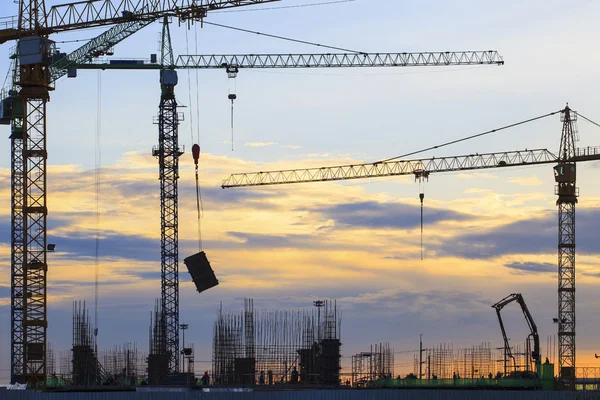 Grúa de construcción de edificios contra el hermoso cielo oscuro — Foto de Stock