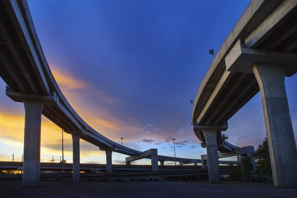 Estrutura de concreto de caminho expresso contra o céu crepúsculo bonito nós — Fotografia de Stock