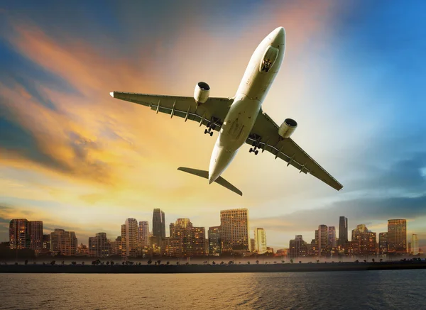 Passenger plane flying above urban scene use for convenience air — Stock Photo, Image