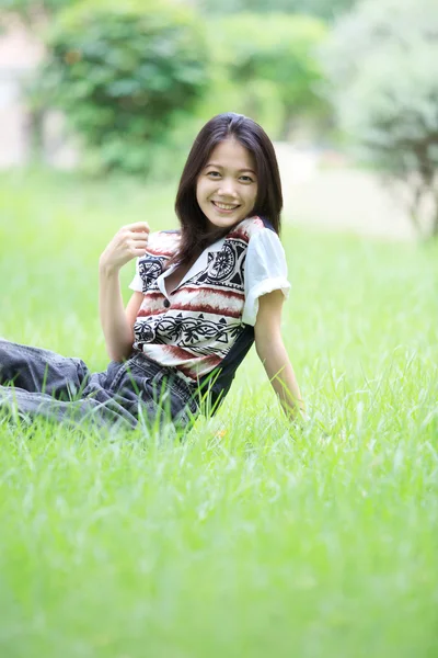 Çekici genç Asyalı bir kadın portresi — Stok fotoğraf