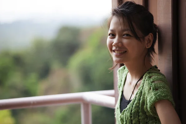 Porträtt av attraktiv ung asiatisk kvinna — Stockfoto