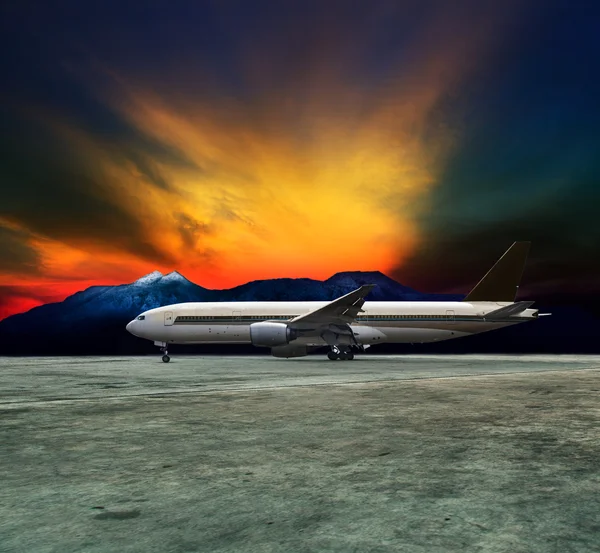 喷气式飞机飞越跑道和美丽的昏暗天空与副本 — 图库照片
