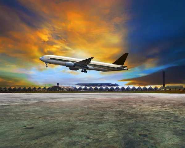 Avion de passagers volant au-dessus de la piste de l'aéroport pour le fret aérien, le fret, la logistique et le transport — Photo