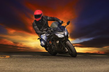 genç adam karşı asfalt yollarda büyük motor motosiklet sürme
