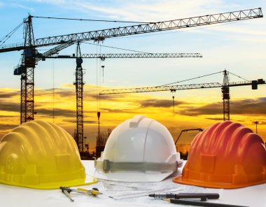 kask ve alet üstünde en çizim ile mühendislik planı