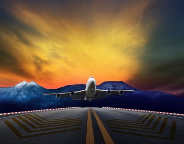 güzel esmer sky karşı Havaalanı pist üzerinde uçan jet yolcu uçağı