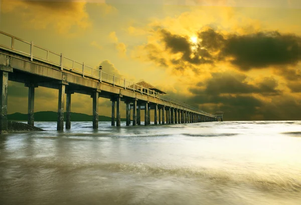Пирсы и морской пляж с закатным небом — стоковое фото