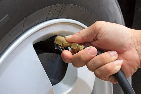 Chcecking wheel air pressure before driving for safety journey — Stock Photo, Image