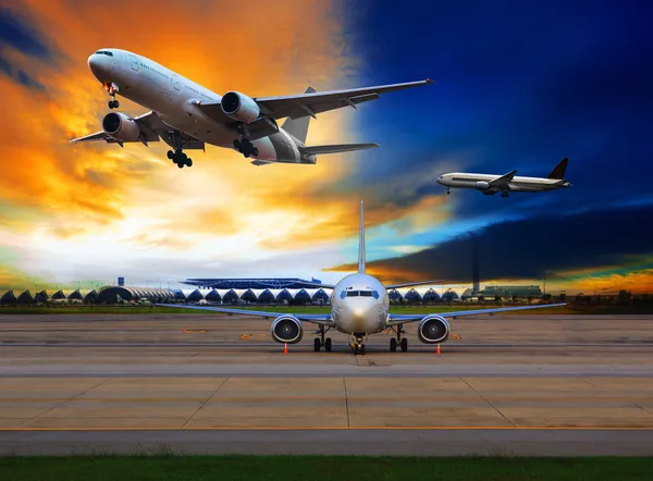 Avión de pasajeros en el aeropuerto internacional uso para el transporte aéreo a —  Fotos de Stock