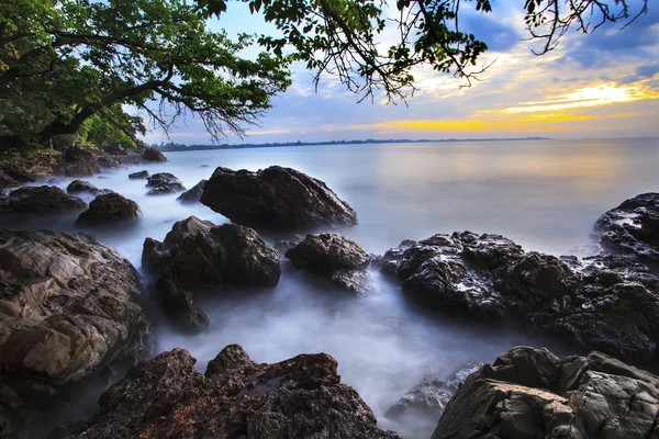 Prachtige natuurlijke zee scape met lange explosure technic tegen — Stockfoto