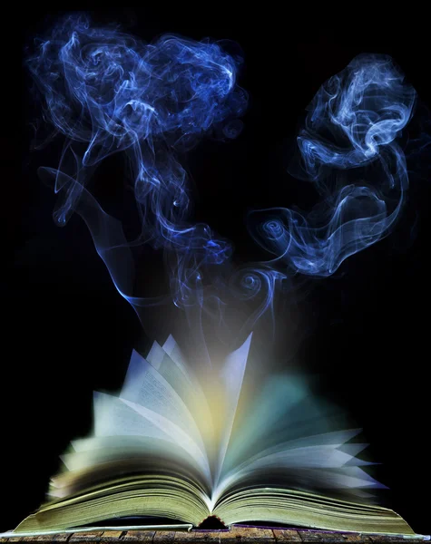 Resumen de la página del libro abierto con humo en movimiento sobre fondo negro — Foto de Stock