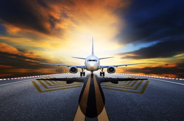 jet yolcu uçağı Havaalanı pist almaya hazırlanıyor bir