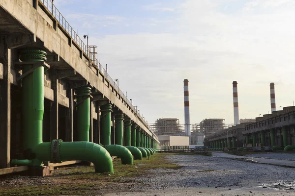 火力发电厂和水建筑降温的场景 — 图库照片