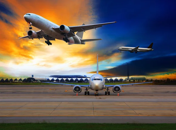 航空輸送の国際空港使用の旅客機、 — ストック写真
