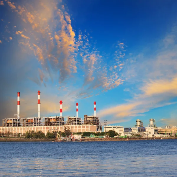 Tepelné elektrárny u břehu řeky umístění použití v průmyslu — Stock fotografie