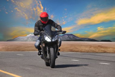genç adam extrem asfalt yolun eğri kullanımda motosiklet sürme