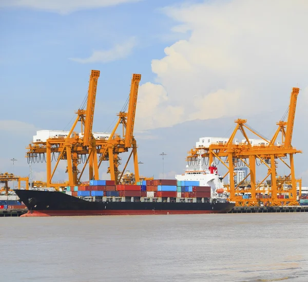 Konténerszállító hajó áruk nagy daru eszköz port — Stock Fotó