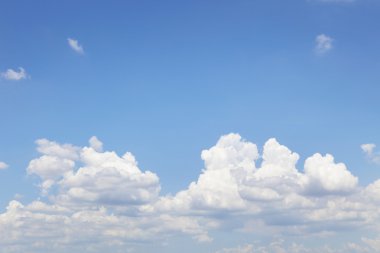 Güzel mavi gökyüzünde beyaz bulutlar