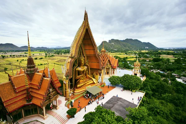 Fugleøyne - utsikt over Wat Tum Seua (tigervikttempel) Kanchanburi – stockfoto