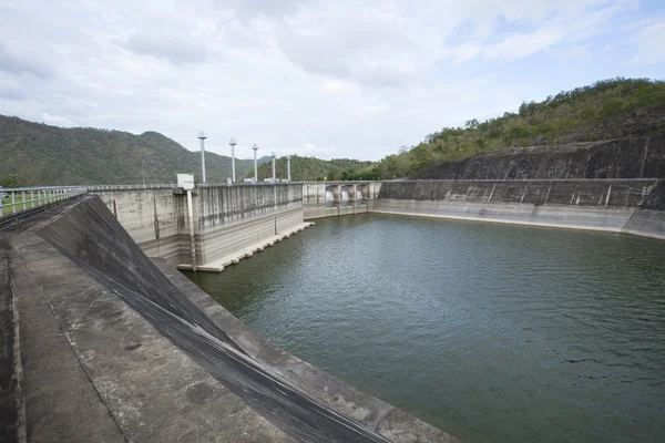 Edificio de presa hidroeléctrica Srinagarind por debajo del nivel del agua — Foto de Stock