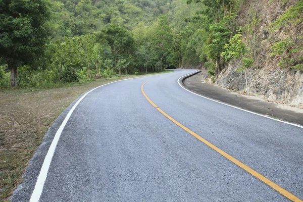 Eğri yol asfalt dağ — Stok fotoğraf