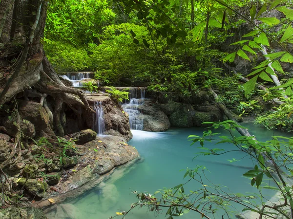 Caduta di pietra calcarea in acqua arawan caduta parco nazionale kanchan — Foto Stock