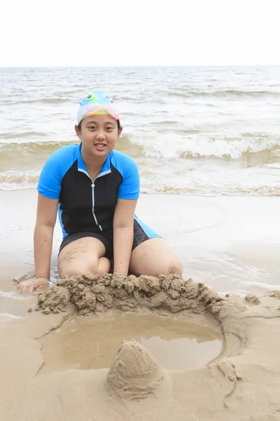 Asiatico ragazza giocare sabbia su mare spiaggia — Foto Stock