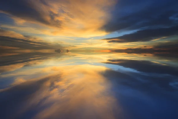 Reflexão do belo céu crepúsculo no uso eterno para multipurpo — Fotografia de Stock