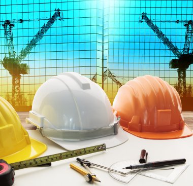 Mimar, mühendis çalışma tablosu ile modern b üzerinde güvenlik kask