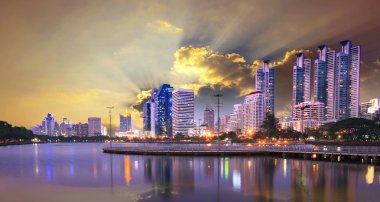 modern Binası ve şehrin yaşam landmark bangkok Tayland ofis binası ve su havuzu alacakaranlık gökyüzü üzerinde yansıma başkenti kalbinde, güzel esmer gökyüzü